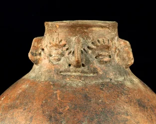 Céramique globulaire à col céphalomorphe / Art précolombien (terre cuite)