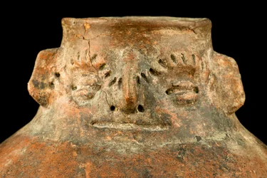Céramique globulaire à col céphalomorphe / Art précolombien (terre cuite)