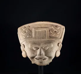 Smiling" statuette / Mexico, Totanaque culture (terracotta)