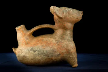 Céramique zoomorphe avec anse en forme de pont / Culture Vicus (terre cuite)