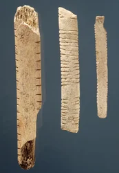 Trois os décorés