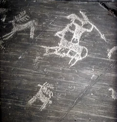 Civilisation des Camunni, Préhistoire, art rupestre : roche funéraire, représentant des chasseurs et des cerfs. Rocher de Naquane, dans la Valcamonica (Val Camonica)