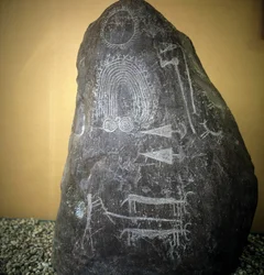 Civilisation des Camunni, Préhistoire, art rupestre : roche funéraire, animaux, pointes de flèches et spirales - Stèle de Bagnolo type 2 dans la Valcamonica (Vallée de Camonica) (Italie)