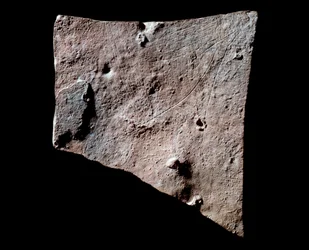 Fragment de graphite avec tête de biche
