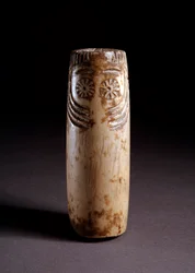 Idole en forme de colonne. Sculpture en ivoire, vers 5000 av. J.-C.