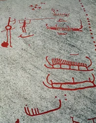 Âge du bronze nordique : gravures rupestres de bateaux et traîneaux à Tanum