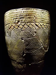 Poterie à décor « en dents de peigne », vers 8000 av. J.-C., de la période néolithique, Amsa-dong, Corée. Photographie, Musée national de Corée, Séoul, République de Corée