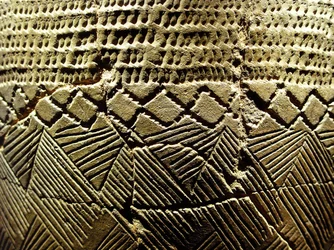 Céramique à décor «en dents de peigne», vers 8000 av. J.-C., du Néolithique, Amsa-Dong, Corée. Photographie, Musée national de Séoul, République de Corée