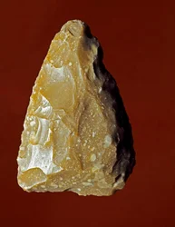 Préhistoire : outil de fabrication lithique de la culture campignienne, Gargano, Italie