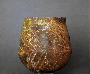 Préhistoire : vase en terre cuite provenant de la nécropole de Caolino al Sasso di Furbara, Latium. Âge de la pierre. Néolithique. Rome, Museo Nazionale Preistorico Etnografico Luigi Pigorini