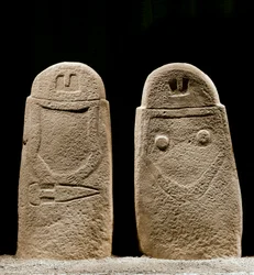 Art préhistorique : deux menhirs représentant un homme et une femme datant de l’âge du Fer, provenant du site de Lunigiana près de La Spezia, Italie. 1100-800 av. J.-C. La Spezia, Museo Comunale della Civiltà Lunigiana