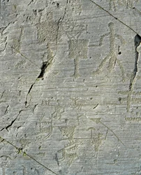 Préhistoire, civilisation camunienne, art rupestre : gravure de scènes de chasse au cerf et de la vie quotidienne dans un village