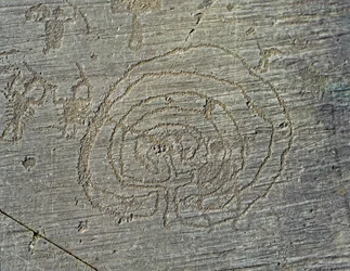 Préhistoire, civilisation des Camunni, art rupestre : une roche gravée représentant des armes de guerriers, des boucliers et des épées, ainsi qu