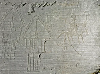 Préhistoire, civilisation des Camuniens, art rupestre : roche funéraire présentant des scènes de la vie quotidienne dans un village, cabane sur pilotis, habitations lacustres, chiens, oiseaux, cerfs et homme à cheval. Période entre le Néolithique et l