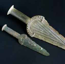 Préhistoire, civilisation étrusque : poignard en bronze provenant de la nécropole de San Giovenale (Viterbe), Latium. Âge du bronze. XVIIe siècle av. J.-C. Rome, Museo Nazionale Preistorico Etnografico Luigi Pigorini