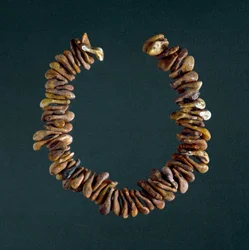Préhistoire, âge de la pierre : collier d