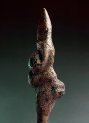 Préhistoire : Vénus de Savignano, sculpture lithique anthropomorphe découverte en 1925 à Savignano sul Panaro. Paléolithique supérieur, Âge de pierre. Hauteur : 22 cm. Musée national préhistorique et ethnographique Luigi Pigorini (Musée de Préhistoire et