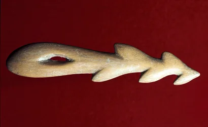 Préhistoire : harpon en os utilisé pour la pêche. Culture magdalénienne, Paléolithique supérieur. Vérone, Museo Civico di Storia Naturale