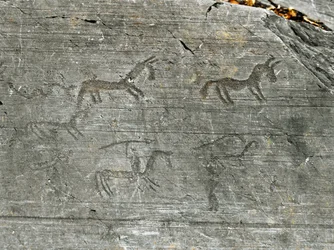 Préhistoire, civilisation des Camunni, art rupestre : une roche gravée représentant une scène de chasse, un chasseur brandit une lance. Période comprise entre le Néolithique et l