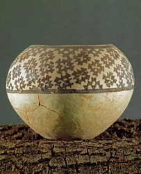 Préhistoire : vase en argile avec décorations géométriques de type Anau du site de Gheoksjur (Turkménistan méridional). 4000-3500 av. J.-C. Énéolithique, âge du cuivre. Saint-Pétersbourg, Musée de l