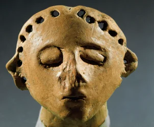 Préhistoire, culture de Cucuteni-Trypillia : tête de statue en argile
