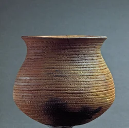 Préhistoire, culture de Remedello : vase en forme de cloche provenant de la grotte Santa Cristina, à Fiesse près de Brescia. Âge du cuivre. Énéolithique. 2200 av. J.-C. Rome, Musée national préhistorique et ethnographique Luigi Pigorini