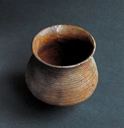 Préhistoire, culture de Remedello : vase en forme de cloche provenant de la grotte Santa Cristina, à Fiesse près de Brescia. Âge du cuivre. Énéolithique. 2200 av. J.-C. Rome, Museo Nazionale Preistorico Etnografico Luigi Pigorini