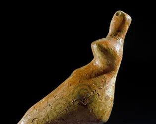 Préhistoire : statuette féminine en argile du site de Jalangac Depe