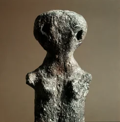 Préhistoire : idole féminine en terre cuite de la nécropole d