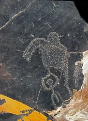 Préhistoire, art rupestre : roche funéraire avec figure humaine. Âge de pierre 5000-2000 av. J.-C. Taghit, Haut plateau du Hoggar (Ahaggar), Algérie