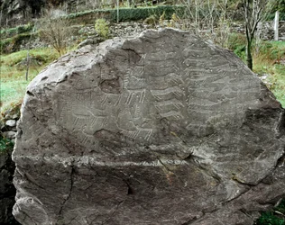 Préhistoire, art rupestre : roche funéraire avec représentations de cerfs, bovins et poignards. Âge du cuivre. Période énéolithique. Roche n. 1. Cemmo (Brescia) Parco archeologico nazionale dei Massi di Cemmo, Italie