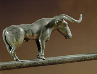 Préhistoire : statue de taureau en argent de la tombe de Maïkop