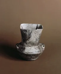 Préhistoire : vase à ouverture carrée avec graffiti néolithiques de la Caverna Delle Arene à Candide (Ligurie). Pegli, Museo Villa Pallavicini