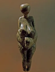 Préhistoire : statue de femme gravettienne du site de Kostenki (Oblast de Voronej). 30000-25000 av. J.-C. Paléolithique supérieur, Âge de pierre. Saint-Pétersbourg, Musée d