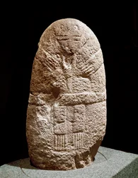 Préhistoire : statue-menhir. Âge de pierre, Néolithique. Saint-Germain-en-Laye, musée des Antiquités nationales