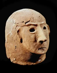 Préhistoire : tête en terre cuite provenant de la nécropole de Cancelli. Civilisation apenninique (ou Âge du bronze italien). 1400-1300 av. J.-C. Pérouse, Musée archéologique national de l