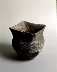 Préhistoire : vase en terre cuite à ouverture carrée de l