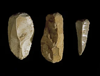 Préhistoire : divers outils en silex. Époque mésolithique. Provenant d