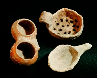 Préhistoire : divers objets et accessoires de vaisselle (passoire, pot). Civilisation apenninique (ou âge du bronze italien). 1400-1300 av. J.-C. Pérouse, Musée archéologique national de l