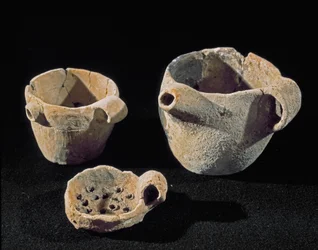 Préhistoire : divers accessoires de vaisselle. Âge du fer. Provenant d