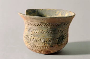 Préhistoire : vase en forme de cloche. Néolithique