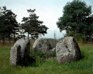 Préhistoire : vue du dolmen de Chianca avec son couloir d