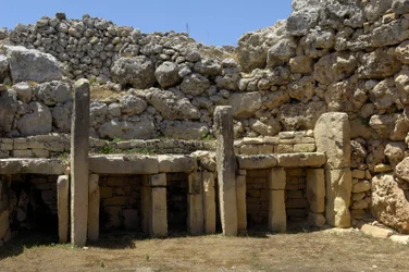 Préhistoire : vue du temple mégalithique de Ggantija, datant du Néolithique (3500-2600 av. J.-C.), île de Gozo, Malte (photo)