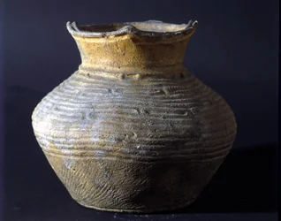 Jarre en terre cuite de la période Jōmon (période de la préhistoire du Japon). Rome, Musée national d