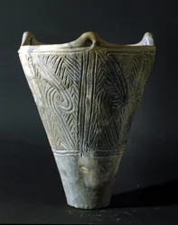 Vase en terre cuite de la période Jomon (période de la préhistoire au Japon). Rome, Musée National d