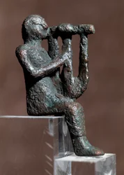 Musicien jouant de la cithare (statuette en bronze, 4e-2e siècle av. J.-C.)