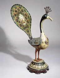 Un paon Qajar peint avec des motifs floraux et des cartouches picturaux représentant des courtisans, 19ème siècle