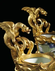 Une paire de verseuses Louis XV, porcelaine 1662-1722, montures vers 1745-49