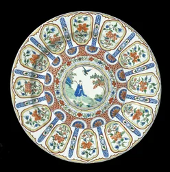 Un grand plat Imari vert, période Kangxi, 1662-1722 (porcelaine)