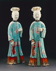 Une paire de figurines féminines, période Qianlong, 1736-95 (porcelaine)